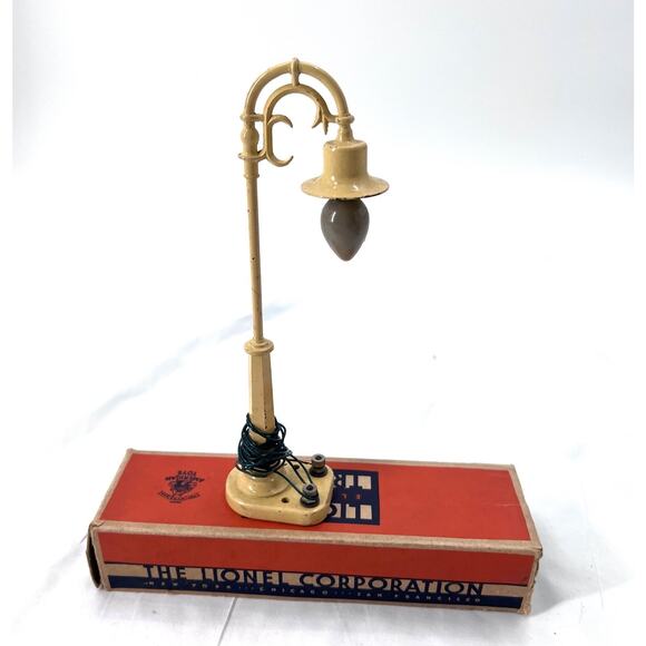 LIONEL #58 Cream/Yellow Lamp Post & Original Box - Picture 1 of 7